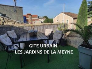 Maisons de vacances Gite urbain les jardins de la meyne : photos des chambres