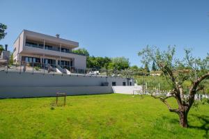 Luxury Villa Callista with large garden and Pool Heating 