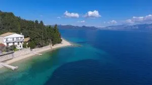 Agoritsa Beachfront Apartment with its own pontoon - Perigiali