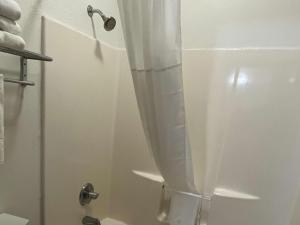 Queen Room - Disability Access - Non-Smoking room in Portland Inn - Indiana