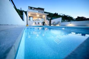 The Pool House Vis