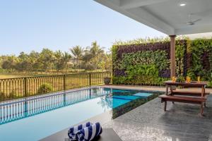 Avalon by Hireavilla - 6BR Villa with Pool & Field View in Parra, North Goa