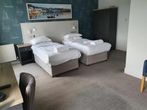 Superior Twin Room with Sea View room in Ship and Castle Hotel
