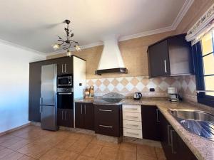 Villa en la montaña con piscina en Fuerteventura