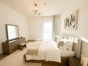 Vibrant 2BR Lake View withPool&Gym Access 430B1