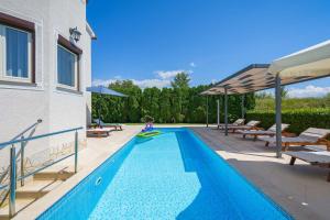 Villa Eufemia near Poreč with large garden and outdoor playground for kids