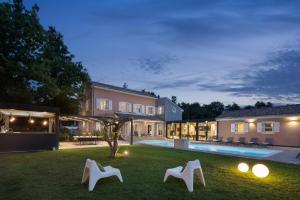 Villa Green Frame in Cental Istria for families with playground and wellness