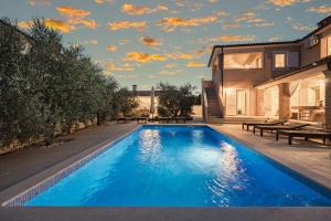 Villa Javor near Pula only 1 km from the beach with sea view and heated pool