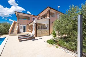 Villa Javor near Pula only 1 km from the beach with sea view and heated pool