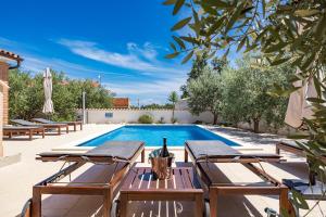 Villa Javor near Pula only 1 km from the beach with sea view and heated pool