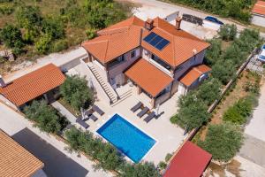 Villa Javor near Pula only 1 km from the beach with sea view and heated pool
