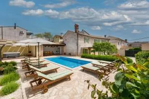 Villa Katja near Pula with whirlpool only 3 km from the beach - Peruški