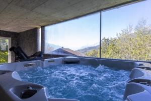 Résidence moderne avec jacuzzi