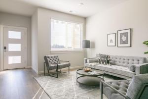 Hillsboro 2br close to park restaurants PDX-8