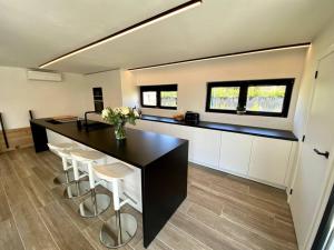 P25 Luxueuze villa met 5 kamers voor 10 personen, 760m van strand met garage en tuin