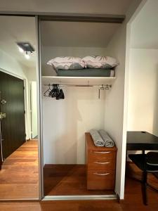 Appartements L'ATHOS - Appartement equipe - Entre Paris et Versailles - Haut debit : photos des chambres