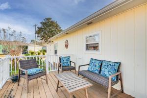 1 Mi to Surfside Beach Coastal Cottage