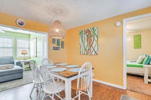 1 Mi to Surfside Beach Coastal Cottage