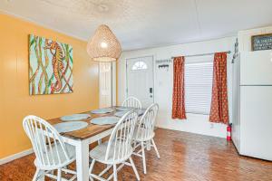 1 Mi to Surfside Beach Coastal Cottage