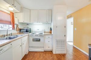 1 Mi to Surfside Beach Coastal Cottage