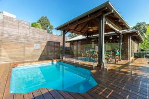 Family retreat, Pool, WiFi, Games by Custom Bnb Hosting