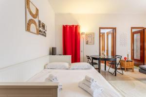 Rucellai Studio With Shared Pool by Halldis