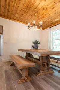 Glamp House Lake and Mountain Views Hot Tub by Hiawassee Glamping