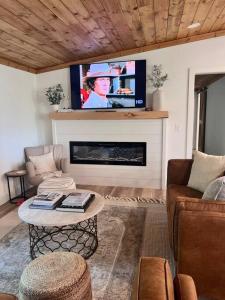 Glamp House Lake and Mountain Views Hot Tub by Hiawassee Glamping