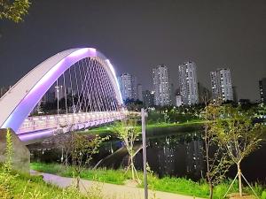 Secret - 고층호수공원뷰,나만의영화관,미사역2분,120인치스크린,넷플,디즈니플러스,장기숙박추천