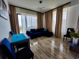 Stefi Mamaia Summerland