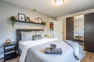 2 BD Home w Private Parking, Private Yard & WD