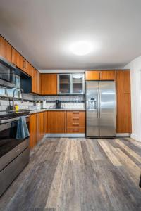 2 BD Home w Private Parking, Private Yard & WD