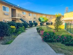 Hometown Inn North Hills - غرانادا هيلز