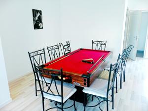 Appartements Loft jardin billard parking au calme a 10min du centre ville : photos des chambres