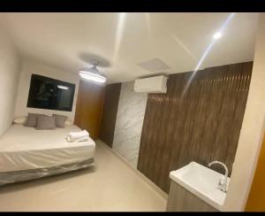 Estudio privado con vigilancia 247 con entrada independiente,