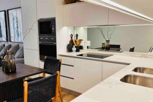 Newton’s Place - Luxury styled 2 BD Apartment