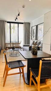 Newton’s Place - Luxury styled 2 BD Apartment