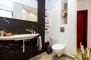 Elegant and cozy in the amazing part of downtown