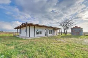 Modern Farmhouse in Del Valle Rural Setting! - Del Valle