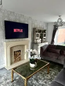 5 Bedroom Luxury House with Parking for 2 Cars - Sibbertoft