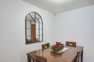 Welcoming Condo in Davenport Central Location!