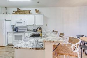 Golf Course View and Pool Access River Oaks Condo