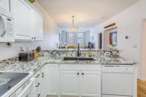 Golf Course View and Pool Access River Oaks Condo