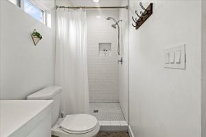 NEW Beautiful BOHO Home by Beach, Downtown + Shops