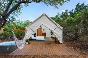 Cherry Cove Glamping W Hot tub AND Cowboy Pool