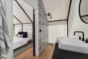 Cherry Cove Glamping W Hot tub AND Cowboy Pool