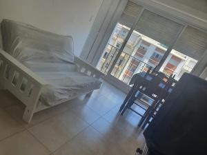 Depto dos ambientes avenida Colón, excelente ubicación