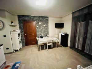 Incantevole Appartamento con Giardino - Garage Privato e Free Wifi