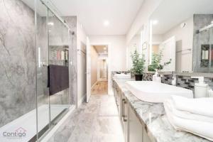 The Azure, Near DT & University, TWO King Beds!