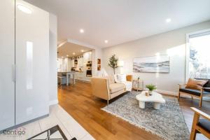 The Azure, Near DT & University, TWO King Beds!